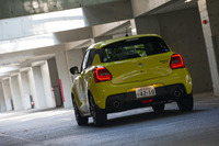 ボディーについては、高い剛性を実現した現行型「スイフト」のモノコックをベースに、さらにリアまわりを補強。リアドア開口部とテールゲート開口部に、スポット溶接の打点を12カ所追加している。