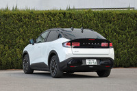 今回試乗した車両の外板色は「プリズムホワイト／スーパーブラック 2トーン」と呼ばれる7万7000円の有償色。これを含め新型「リーフ」では、3種類の2トーンカラーと、5種類のモノトーンカラーから外板色を選択できる。