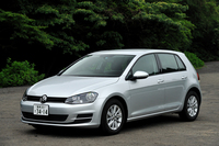 フォルクスワーゲン・ゴルフTSIトレンドライン
    ボディーサイズ：全長×全幅×全高＝4265×1800×1460mm／ホイールベース：2635mm／車重：1240kg／駆動方式：FF／エンジン：1.2リッター直4 DOHC 16バルブ ターボ／トランスミッション：7AT／最高出力：105ps/4500-5500rpm／最大トルク：17.8kgm/1400-4000rpm／タイヤ：（前）195/65R15 （後）195/65R15／車両本体価格：258万7000円