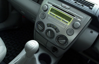 センターパネル裏側に、エアコン、オーディオなどをあらかじめ取り付け、車両組み立て時にパネル全体を取り付ける「モジュール方式」を採用。「アテンザ」から、本格的に採用された手法である。