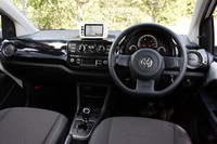 「move up!」のインストゥルメントパネル。ダッシュパッドは、ボディーカラーによって異なり、ブラックパール（写真）とグレインドベージュが用意される。装備されるカーナビゲーションシステムはディーラーオプション。取り付けキット付きで5万8800円。カーナビゲーション専用シリコンカバーは3150円。