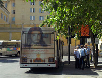 ミニブスではないが、宗教団体のキャンペーンでキリスト像が貼られたバス。ボロくても怒れるムードではない。