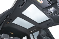 はさみこみ防止機能付きの「パノラミックスライディングルーフ」。標準で備わる。