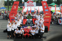 優勝を喜ぶ、オジエとシトロエンのチームスタッフ。