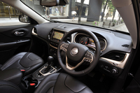 革巻きのステアリングホイールやシフトノブは標準で与えられる。インテリアカラーは、「モロッコ」と呼ばれるブラック（写真）のほか、インディゴブルーとブラウンのツートンカラー「ヴェスヴィオ」も用意される。
    