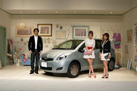 特別仕様車の世界観である「パリの小部屋」をバックに、記者発表イベントでMCを勤めた沢村一樹さん（左）と、ゲストの梨花さん（中）。右は2009年3月7日に東京ガールズコレクションで本格デビューを飾る新ブランド「31 Sons de mode」のブランドプロデューサー風間ゆみえさん。