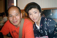 たまたま一緒にいた岡村昌宏カメラマンと、アヤメさんのツーショット。記事とは関係ありまっしぇーん！