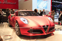 「アルファ・ロメオ4Cコンセプト」。アルファ・ロメオひさびさのミドシップスポーツだ。