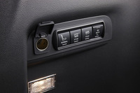 荷室左側には、3列目シートを収納するための電動スイッチや電源ソケットが設置されている。