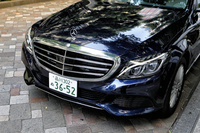 上級サルーン「Sクラス」を思わせる、「C200エクスクルーシブライン リミテッド」のフロントまわり。このグリルやボンネットマスコットが備わるモデルは、日本の現行型「Cクラス」ではほかにない。
    