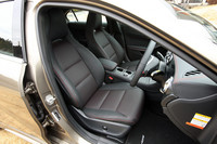 新型「Aクラス」には、ヘッドレスト一体型のスポーツシートが全モデルに採用される。テスト車はオプションのシートヒーター付きレザーシート。