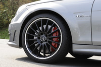 19インチホイールと赤いブレーキキャリパーは、「パフォーマンスパッケージ」装着車の証し。標準サイズは18インチだ。