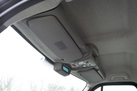 商用車らしく、室内のいたるところに収納スペースが用意される。まずは、前列シートの日よけの上に“戸棚”が。