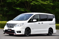 専用サスペンション、スポーツマフラー、エアロパーツ、専用ホイールの4点セットからなる「NISMOパフォーマンスパッケージ」を装着した、テスト車の「日産セレナ」。