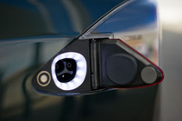 充電プラグは左リアコンビランプ脇に設置される。100V、200Vの普通充電のほか、急速充電にも対応。