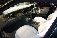 額縁のようにウッドが車内を一周するインテリア。ベントレーの伝統どおり、中央を境に木目は左右対称となる。