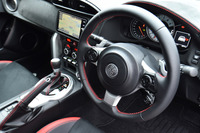 新たに採用された真円タイプの小径ステアリングホイール。362mmという直径は、トヨタ車では最小とのこと。