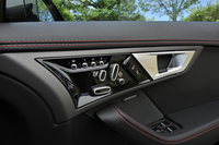 ドア内張りにレイアウトされる、シートポジションの電動調節ボタン。メモリー機能も与えられる（写真は運転席側）。