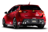 リアビュー。写真はいずれも、「オーリスRS“Sパッケージ”」をベースとする、シャア専用カスタマイズパーツ フル装備車。
    