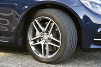 「S300hエクスクルーシブ」は足元もスポーティー。19インチのAMG5ツインスポークホイールのほか、ドリルド（穴あき）ベンチレーテッドブレーキディスクなどが標準で装備される。