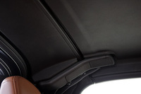 高強度と軽量化を両立したハードトップの素材にはアルミは使われず、アウター／インナーともに樹脂が用いられる。