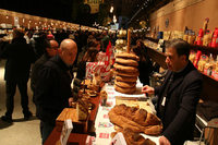 駅時代を物語る長大な屋根が続く。