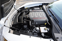 460psを発生する6.2リッターV8。エンジンルーム後方、キャビン寄りに搭載される。ボンネットは前ヒンジの逆アリゲーターだ。
    