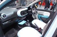 新型「トゥインゴ」のインテリア。