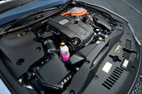 新型のハイブリッド版「クラウン」では、ベースとなるガソリンエンジンが、これまでのV6の3リッターから直4の2.5リッターに変更された。