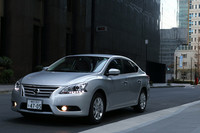 ヘッドランプには6連のLEDクリアランスランプを内蔵。クロム調のグリルも、ルーバーをメタリックとブラックで塗り分けるなど、手の込んだデザインとなっている。