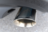 マフラーにもポールスターのロゴが刻印されている。