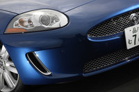 2009年4月に発表された新型XKRのフロントバンパー。両脇のエアダクトが特徴。従来この位置にはフォグランプがあった。