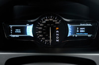 速度計を真ん中に置く「MKX」のメーター。向かって左には燃費などの車両情報が、右側にはオーディオや空調などの操作メニューが表示される。