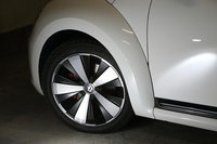 足元には、ブラックとシルバーのツートンカラーを採用した8J×18インチサイズのホイールを装備。スリットから、赤く塗られたブレーキキャリパーがのぞく。
    