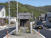 道路というのは、このように何でも入れ込んでしまう方がいい。昔からの古い神社を動かさずにそのまま置いて、自動車道路を整備したらこうなった。二つの時代や、二つの文化が重層的に入っていて、初めて楽しい路上風景が作られる。
