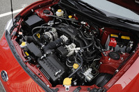 「インプレッサ」とは異なるボア×ストローク（86×86mm）の「フラット4」。トヨタの直噴システムとの組み合わせで、2リッターの排気量から200psを発生する。