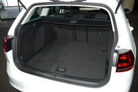 ラゲッジスペースは旧型より100リッター大きい605リッター（VDA法）。