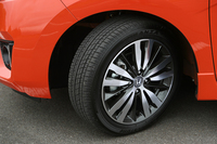 装着されるタイヤのサイズは185/55R16。「RS」専用デザインの16インチアルミホイールが組み合わされる。