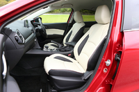 試乗車はハイブリッドモデルの最上級グレード「HYBRID-S Lパッケージ」。6方向調節機構（運転席のみ）とシートヒーターを備えたレザーシートが標準装備となる。