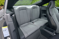 定員2人の後席。居住空間としては、天地方向、前後方向ともにミニマム。