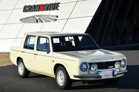 オーテックジャパンの創立10周年を記念して1996年に製作された「A10」。クロスオーバー車「ラシーン」をベースに往年の「アルファ・ロメオ・ジュリア」風のデザインを施したもの。駆動レイアウトはFR化されている。