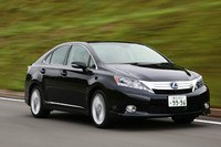 駆動方式は、国内で販売されるレクサスセダンでは初めてFFが採用された。
