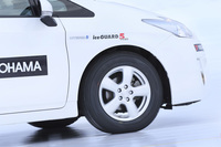 氷上路でのテスト風景。クルマはトヨタのハイブリッドカー「プリウス」。