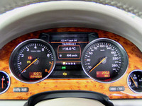 メーターの中央には、MMI情報の一部が表示される。ナビゲーションシステム使用中は、進む方向が矢印で示される。