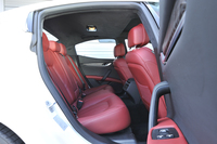 「ギブリ」のリアシート。アームレストには2つのカップホルダーのほか、USBチャージャーユニット、12Vソケットが備わっている。
    