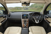 「XC60 D4 SE」のインテリア。テスト車は、アンスラサイトのインテリアカラーに、ソフトベージュの本革シートが組み合わされていた。
    