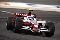 2008年第3戦バーレーンを走る、スーパーアグリのマシン。今季の最高位は、最後となった第4戦の13位（佐藤琢磨）だった。