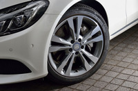「C350eアバンギャルド」には、写真の18インチ5ツインスポークアルミホイールが与えられる。ほかにオプションのホイールは用意されていない。