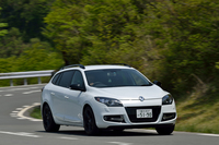 ワインディングロードを行く。ステアリングは、ベーシックな「メガーヌ」よりもダイレクト感のある味付けになっている。