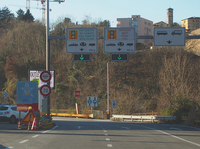 イタリアのコモ側からスイス国境のキアッソに向かう。スイスの高速道路に必要な年間通行証ステッカーをすでに貼ってあるクルマは左、これから購入する人は右へ。